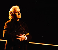 Guy de Mey - Dialogues des Carmélites (Poulenc) 'L'aumonier' - VLaamse Opera © Annemie Augustijns